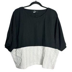 Ever Sassy Crinkle Boxy Oversized 2 Tone Black and White Dolman Sleeve Blouse, M